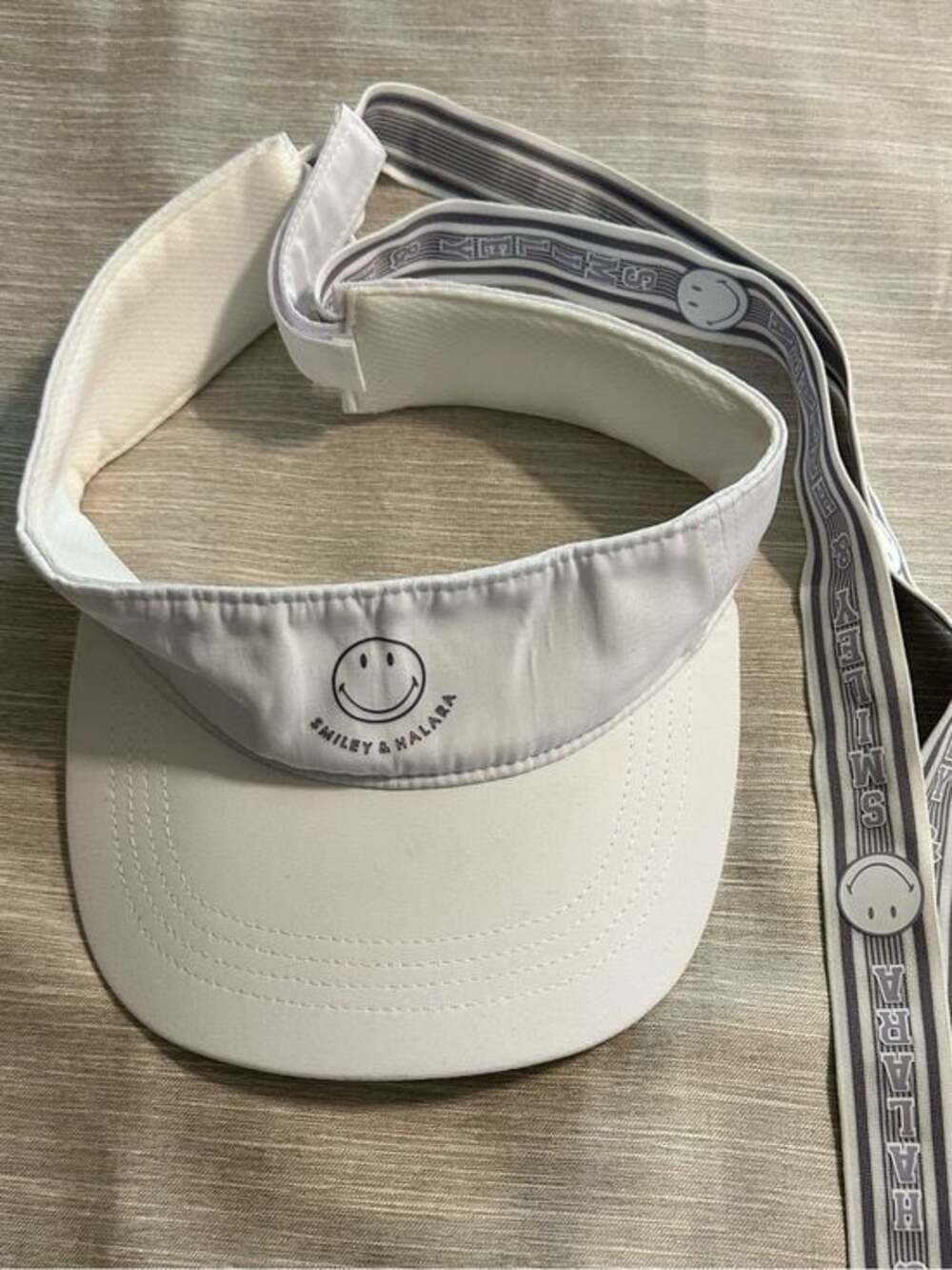 Smiley & Halara White Visor with Strap for Bow